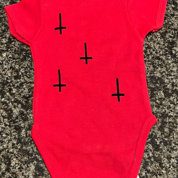 “I Pray In Cartier” red onesie - Picture 5 of 5
